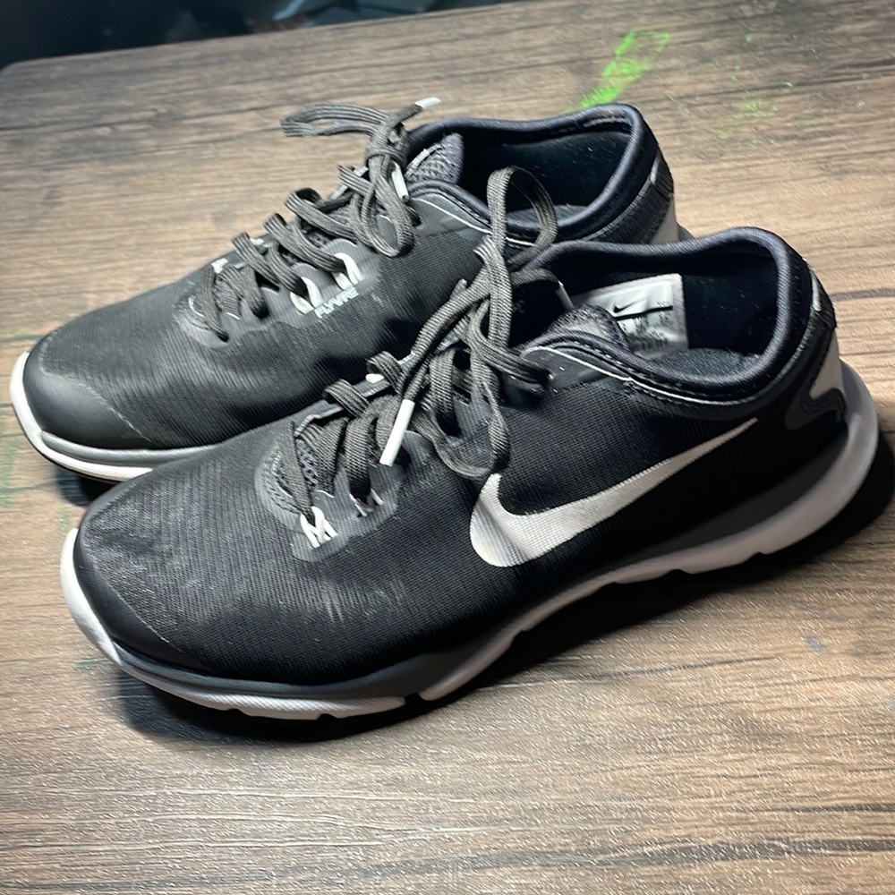 womens nike black tennis shoes